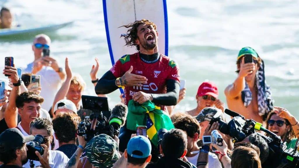João Chumbinho surfa em casa em Saquarema e compara com outra etapa do circuito