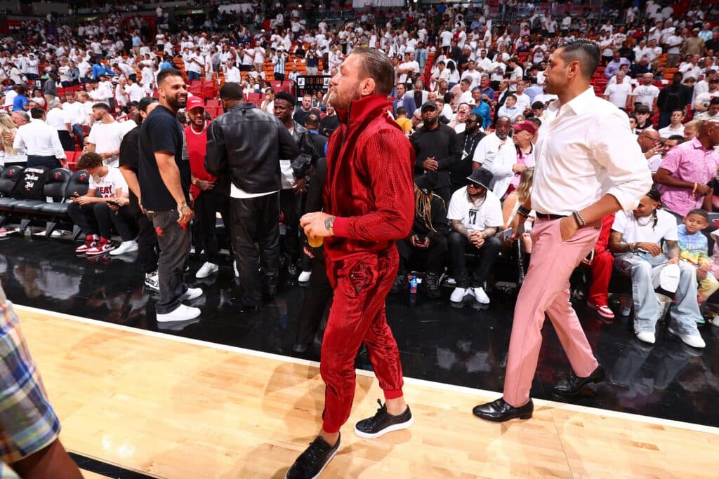“Deve ter doído”, Conor McGregor dá nocaute em mascote do Miami Heat em final da NBA