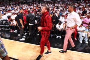 “Deve ter doído”, Conor McGregor dá nocaute em mascote do Miami Heat em final da NBA