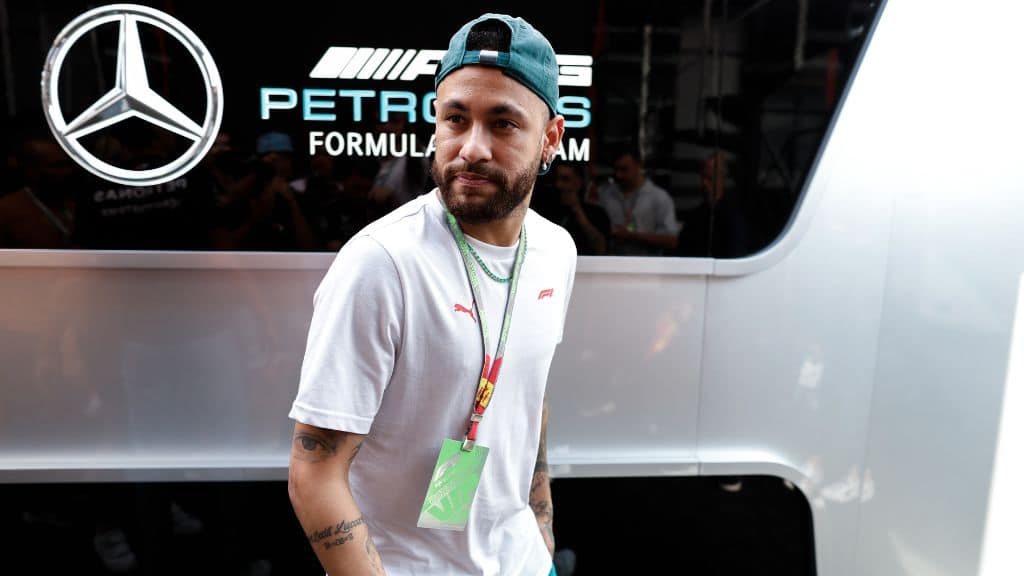 Neymar acompanha treinos da Fórmula 1 ao lado de piloto inglês