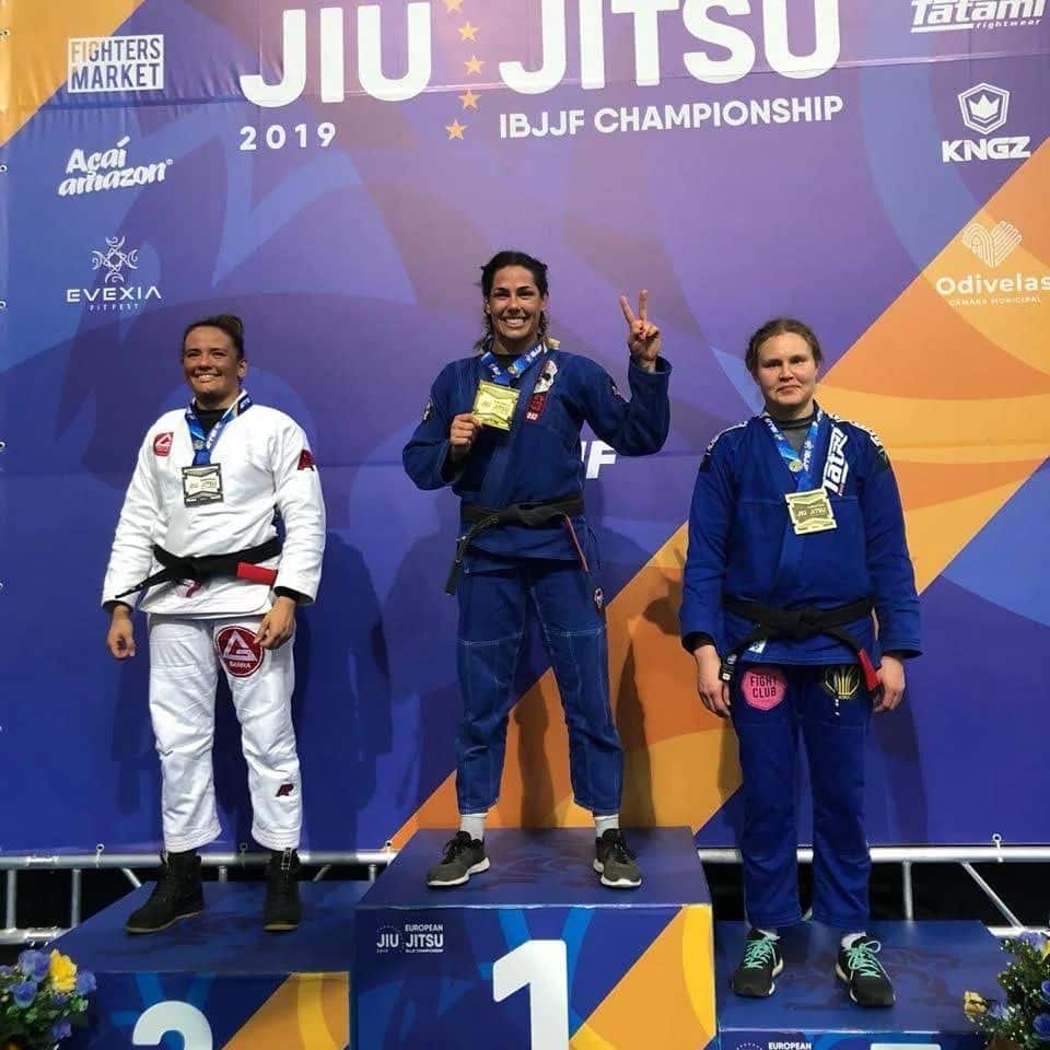 Carina Santi, atleta profissional de Jiu Jitsu, faz estreia empolgante no fisiculturismo