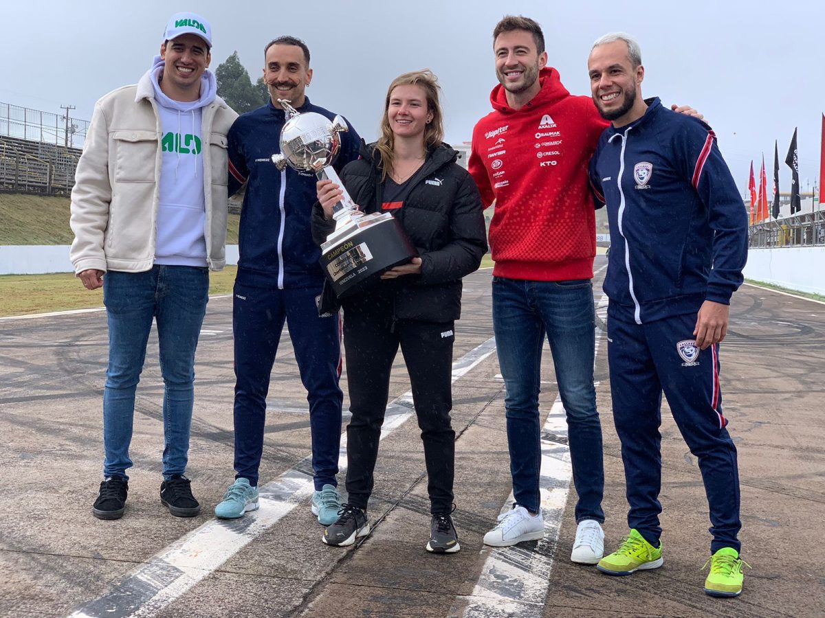 Stock Car na Libertadores? Ação reúne pilotos e jogadores na etapa de Cascavel; confira