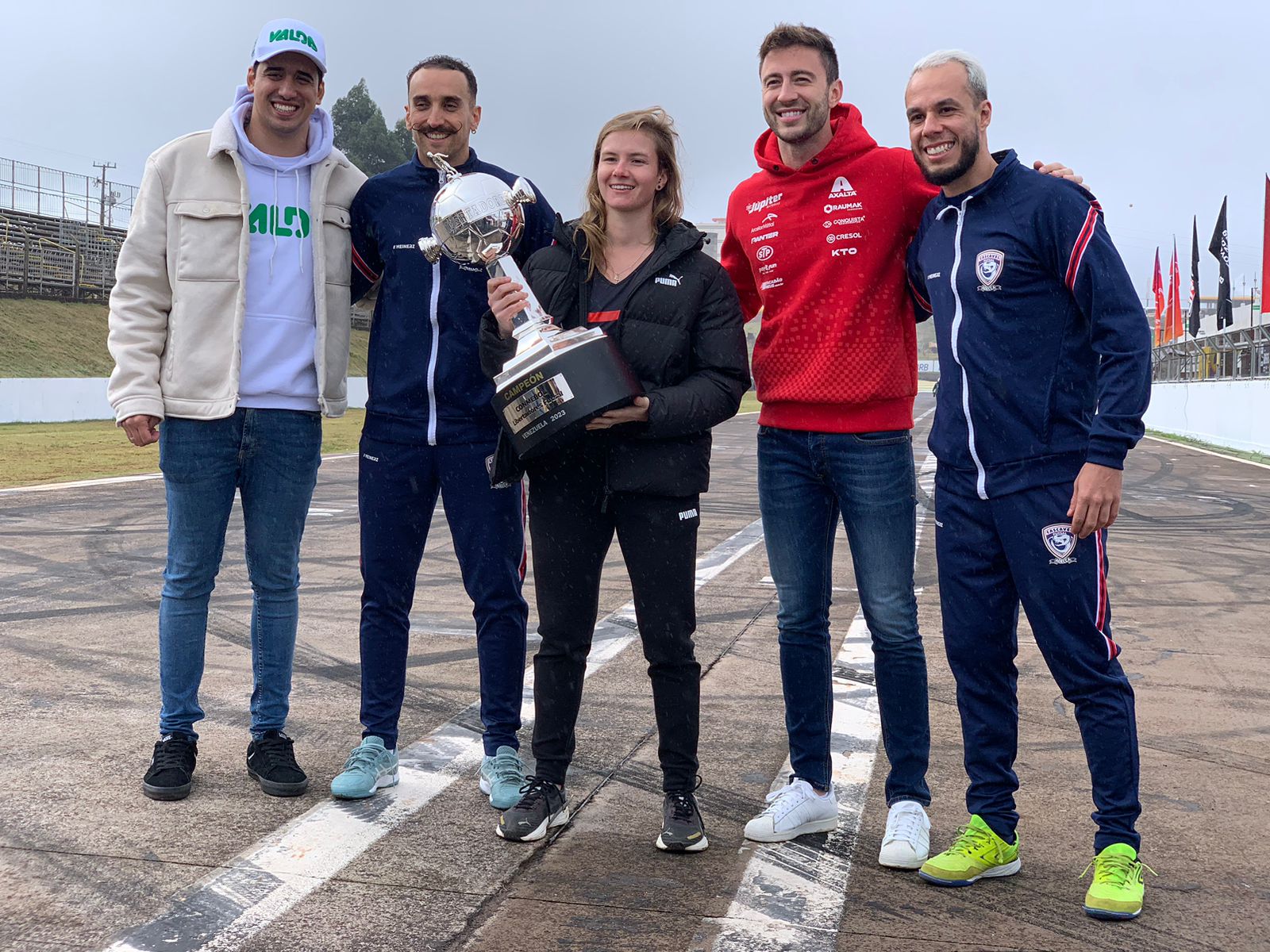 Stock Car na Libertadores? Ação reúne pilotos e jogadores na etapa de Cascavel; confira