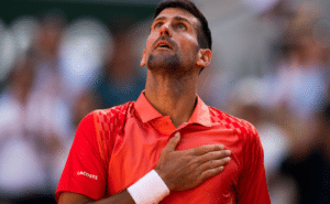 Com direito a lesão, Djokovic é finalista em Roland Garros