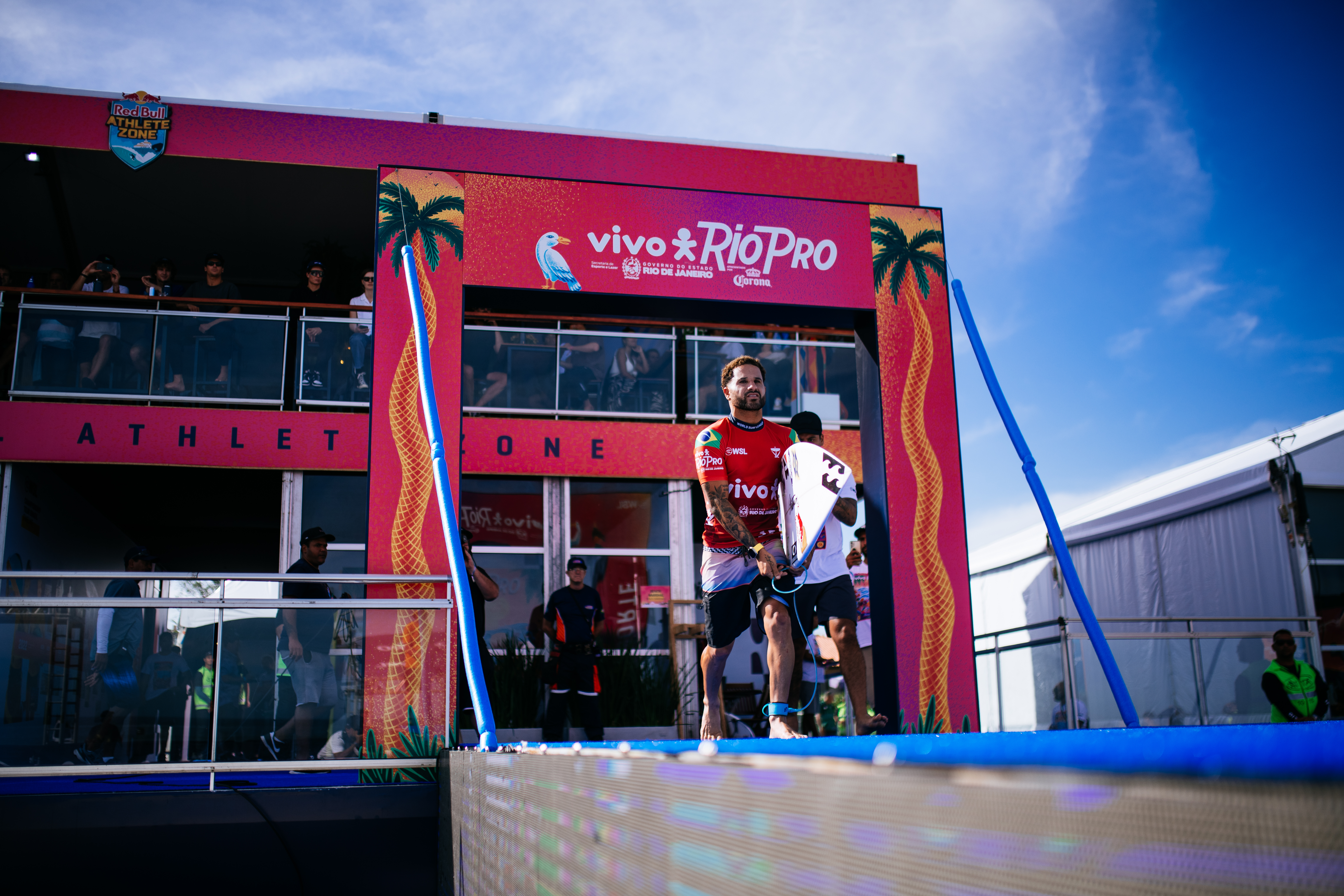 Italo Ferreira dá verdadeiro show na praia de Itaúna e leva público presente ao delírio