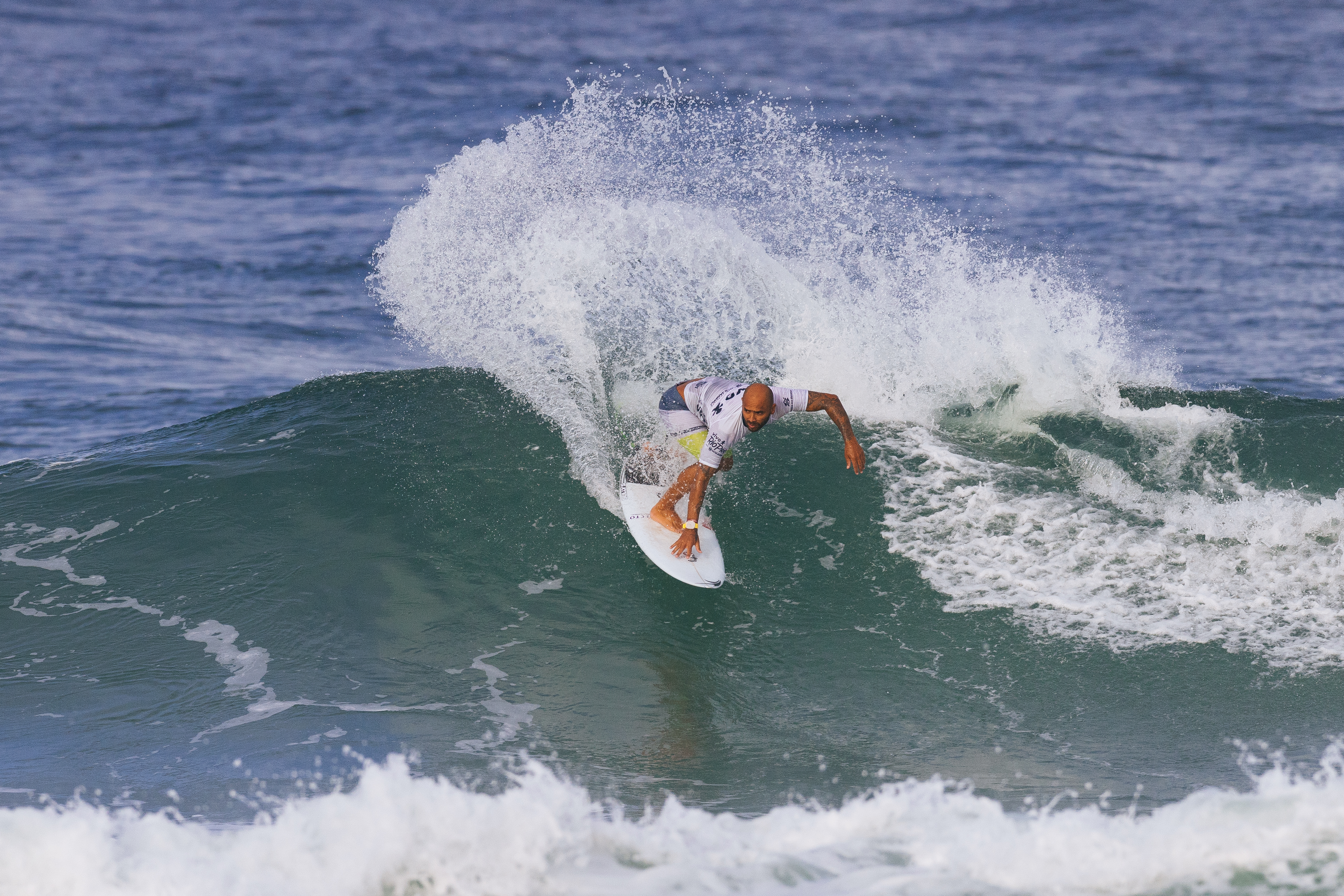 Jadson André vira pra cima de Filipe Toledo e vai para as quartas de finais