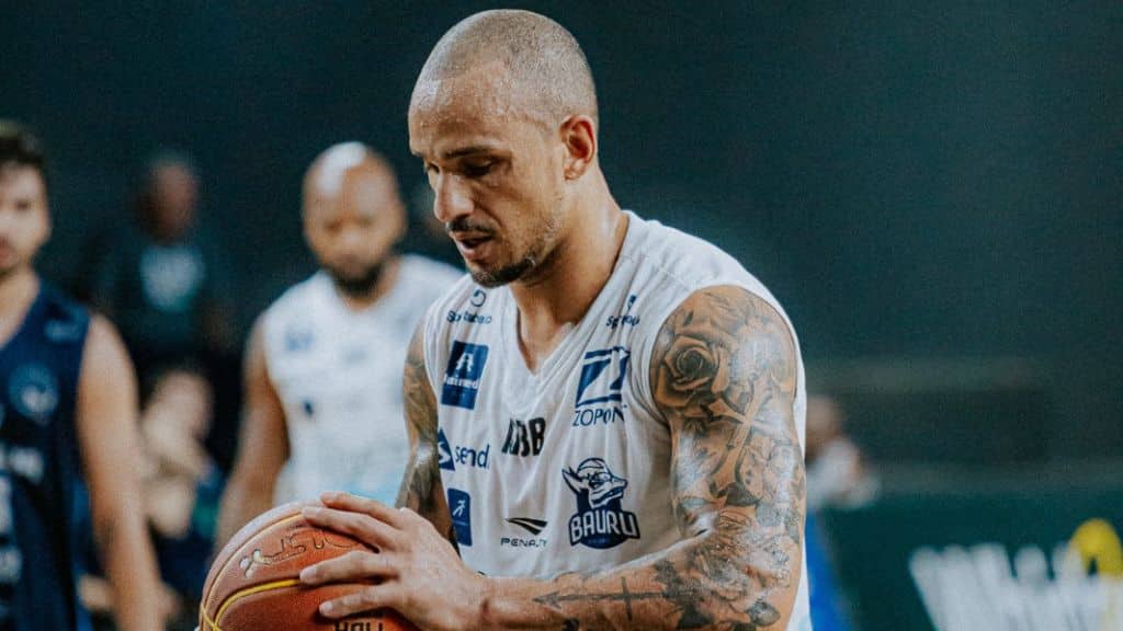 Alex Garcia renova e continua no Bauru Basket