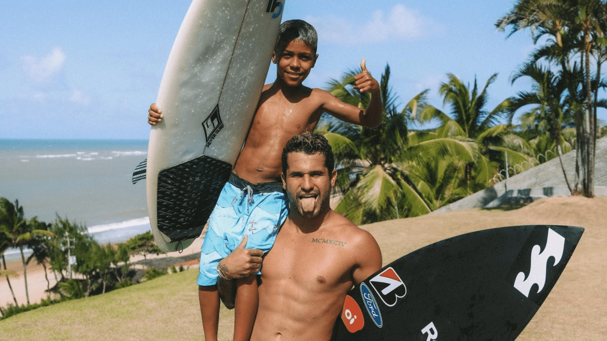 Base forte! Pupilo de Italo Ferreira acerta manobra insana em Baía Formosa