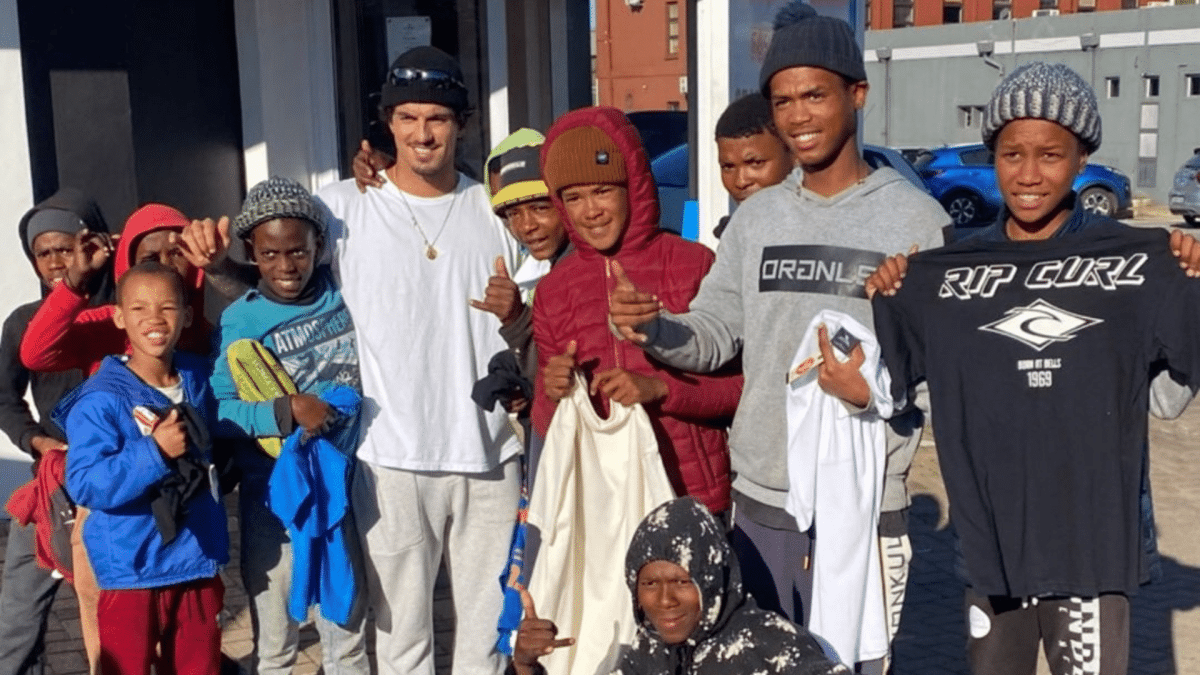 Gabriel Medina faz a festa das crianças na África do Sul