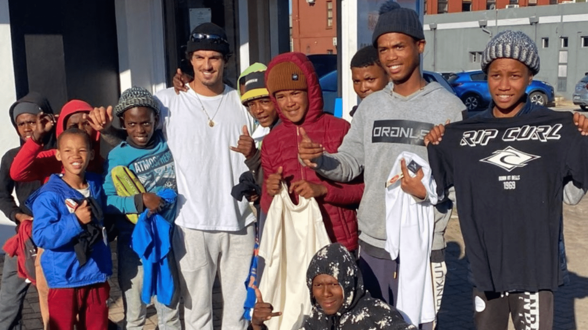 Gabriel Medina faz a festa das crianças na África do Sul