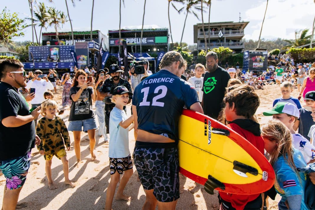 John John Florence participa de ação para limpar praia no Rio de Janeiro