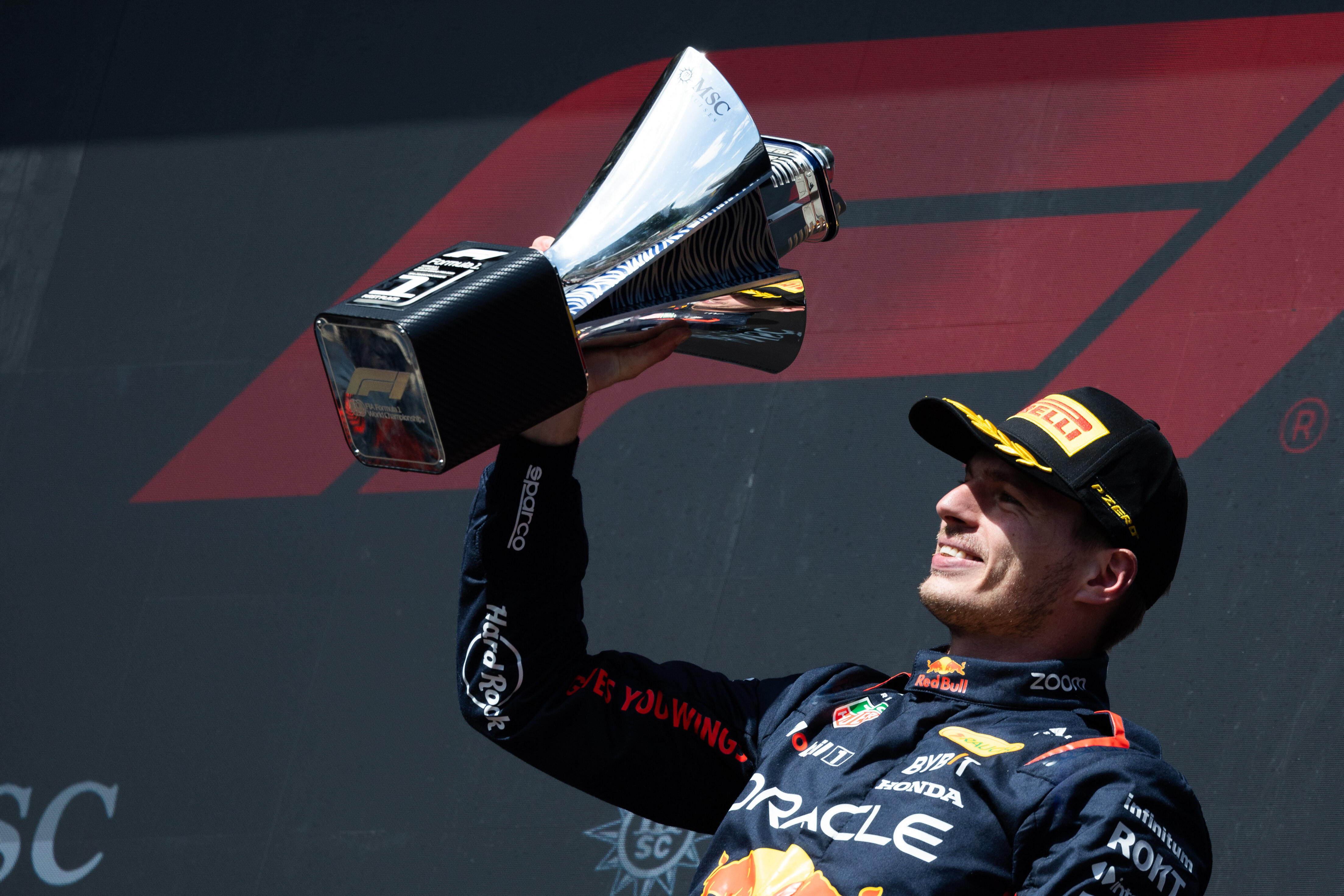 Virou moda? Red Bull e Verstappen têm mais um troféu quebrado após vitória na Bélgica