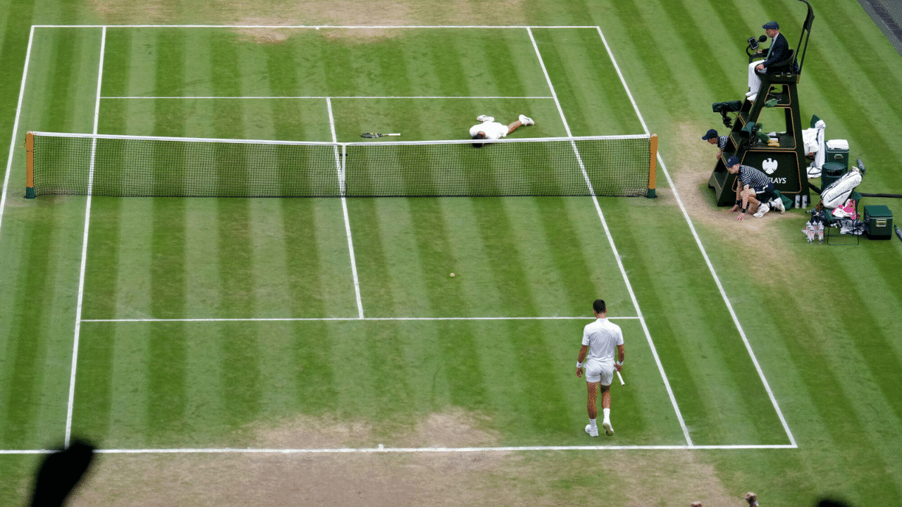 E que banquete! Alcaraz vence Wimbledon 2023 contra Djokovic