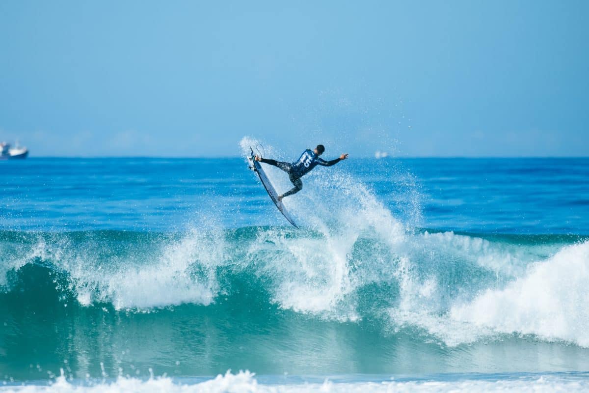 Italo Ferreira sofre lesão em J-Bay e está fora da etapa