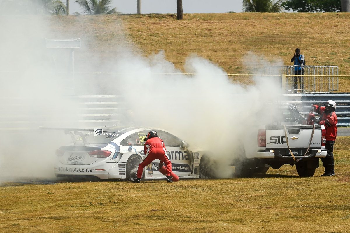 QUE SUSTO! Carro pega fogo na Stock Car; assista ao vídeo