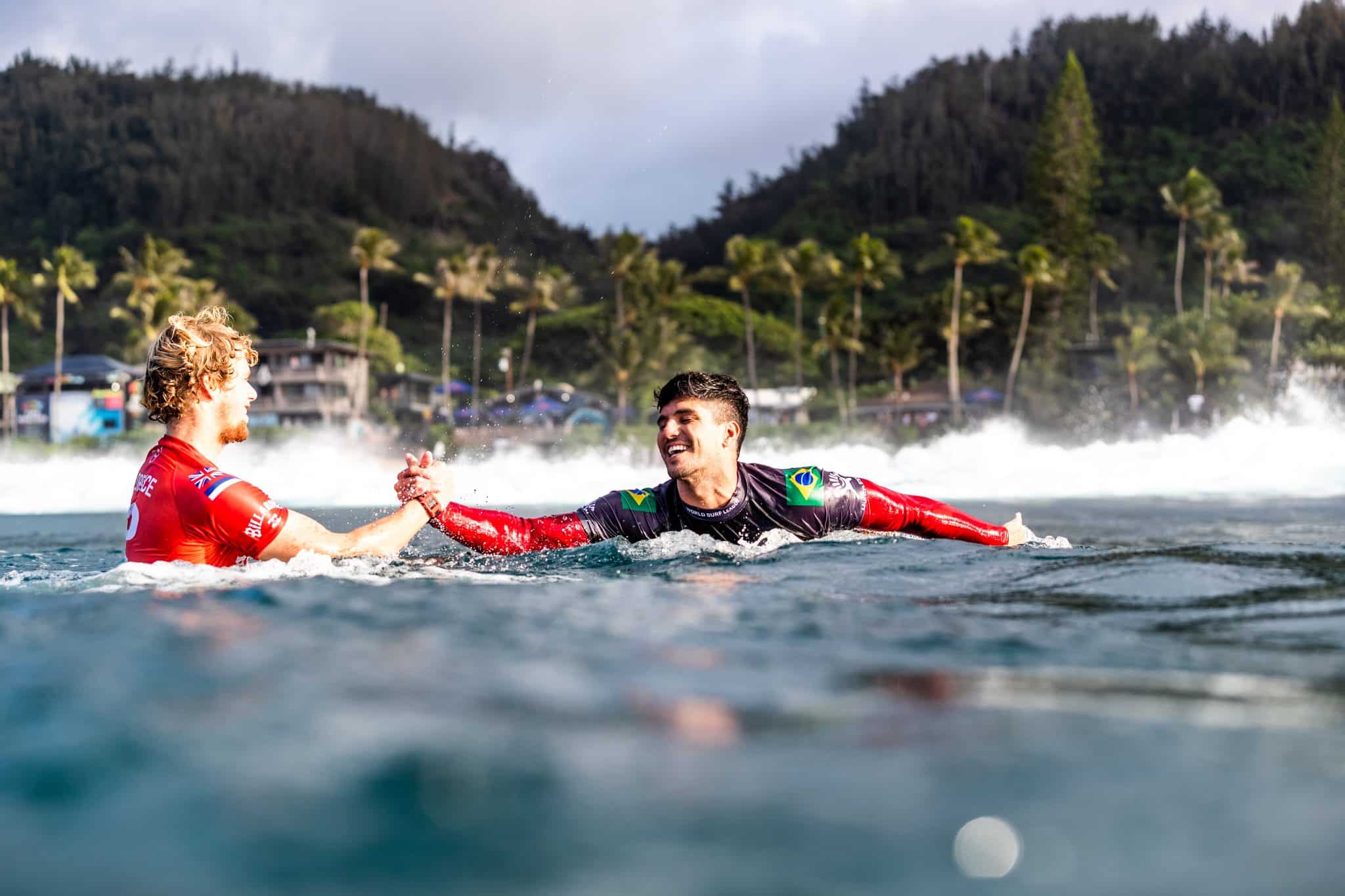 Gabriel Medina vence John John Florence em confronto eletrizante em Teahupo'o