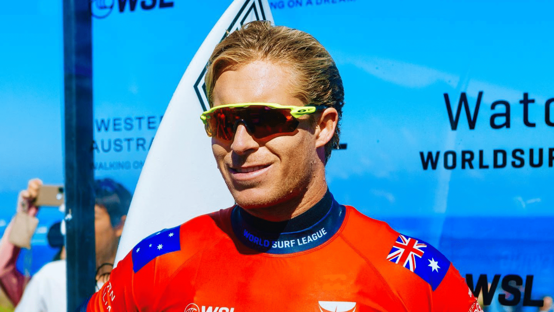 Em recuperação milagrosa, Ethan Ewing aparece surfando em Trestles