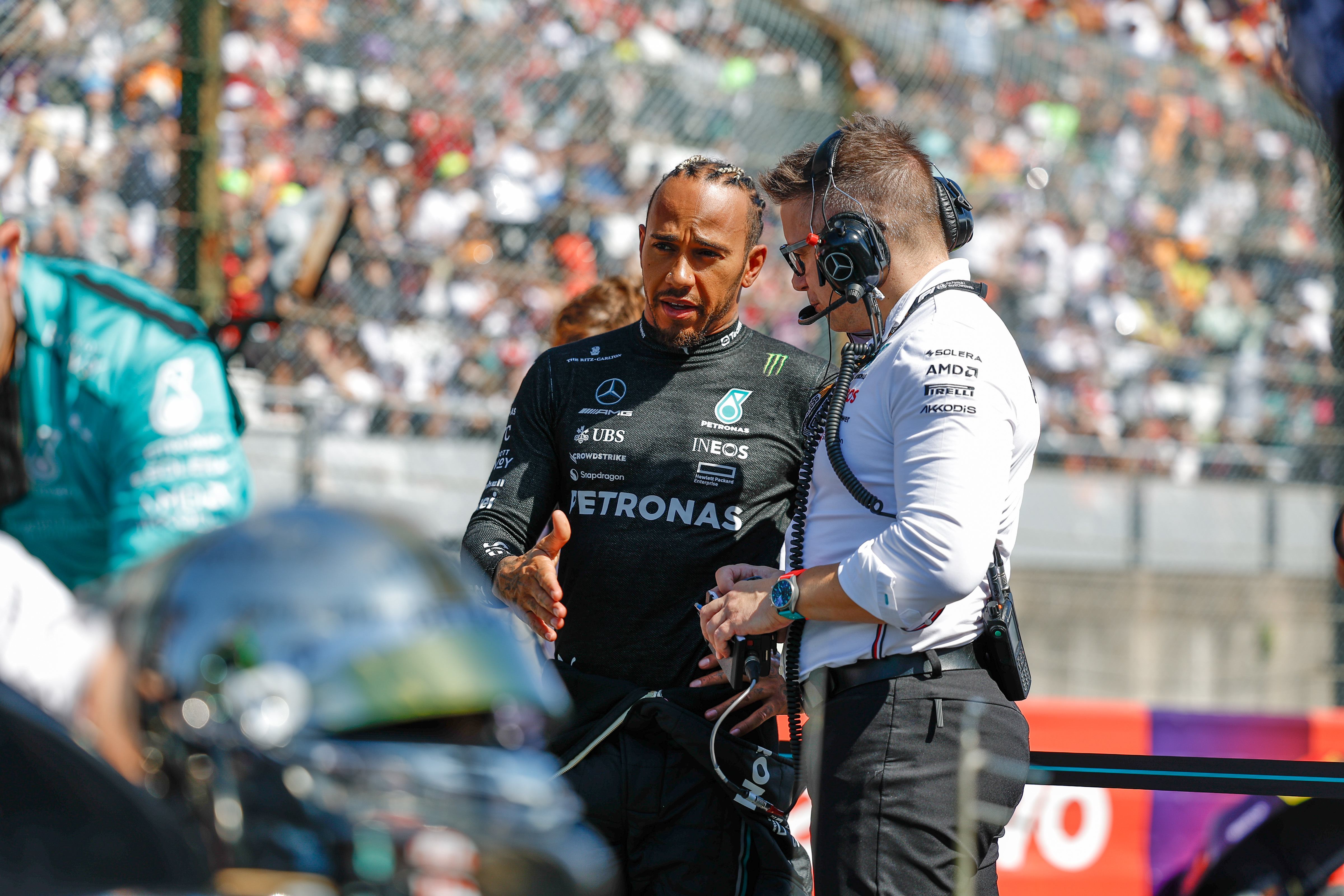 Lewis Hamilton solta o verbo contra a sua equipe, que rebate