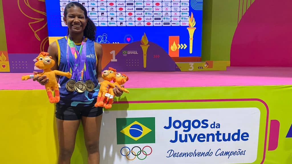 Jovem carioca brilha com três ouros no badminton dos Jogos da Juventude