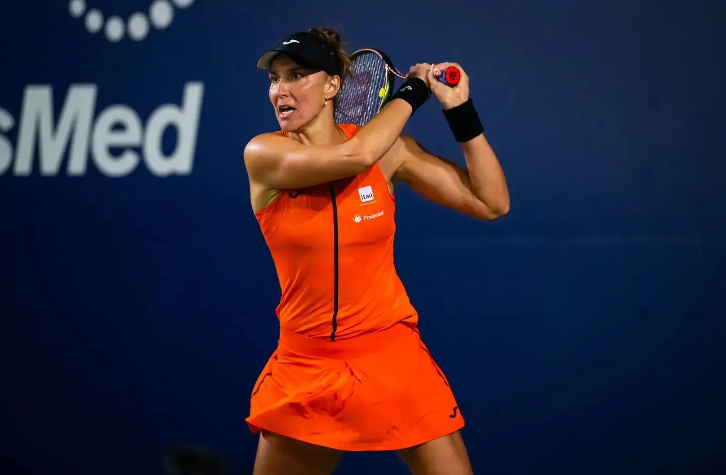 Bia Haddad passa madrugada em quadra para vencer em San Diego