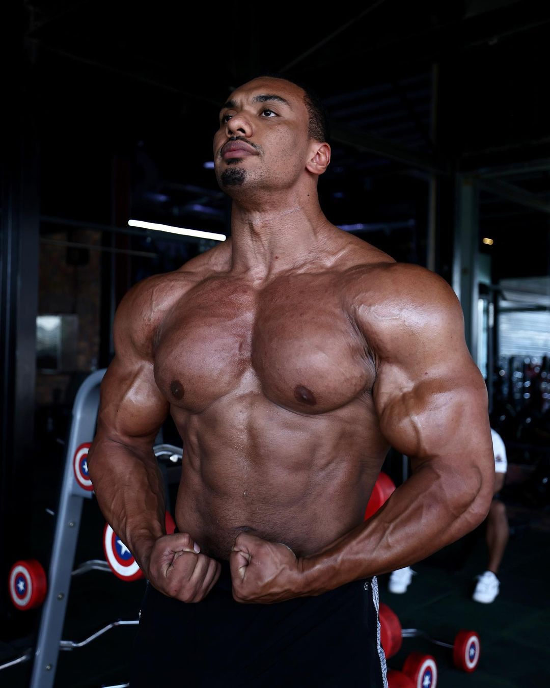 Larry Wheels deixa powerlifting de lado e se aventura em outro esporte; foi campeão?