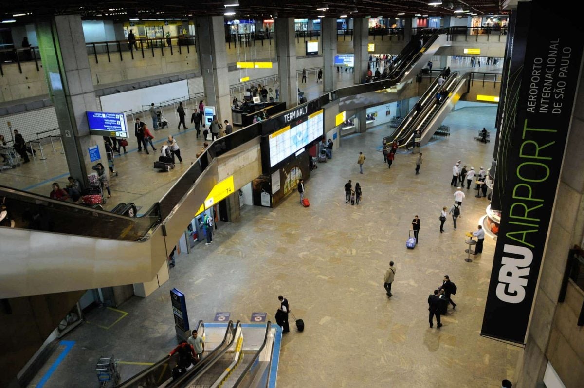 PERTO DOS ÍDOLOS! Fãs da F1 passam madrugada em aeroporto para chegada de pilotos
