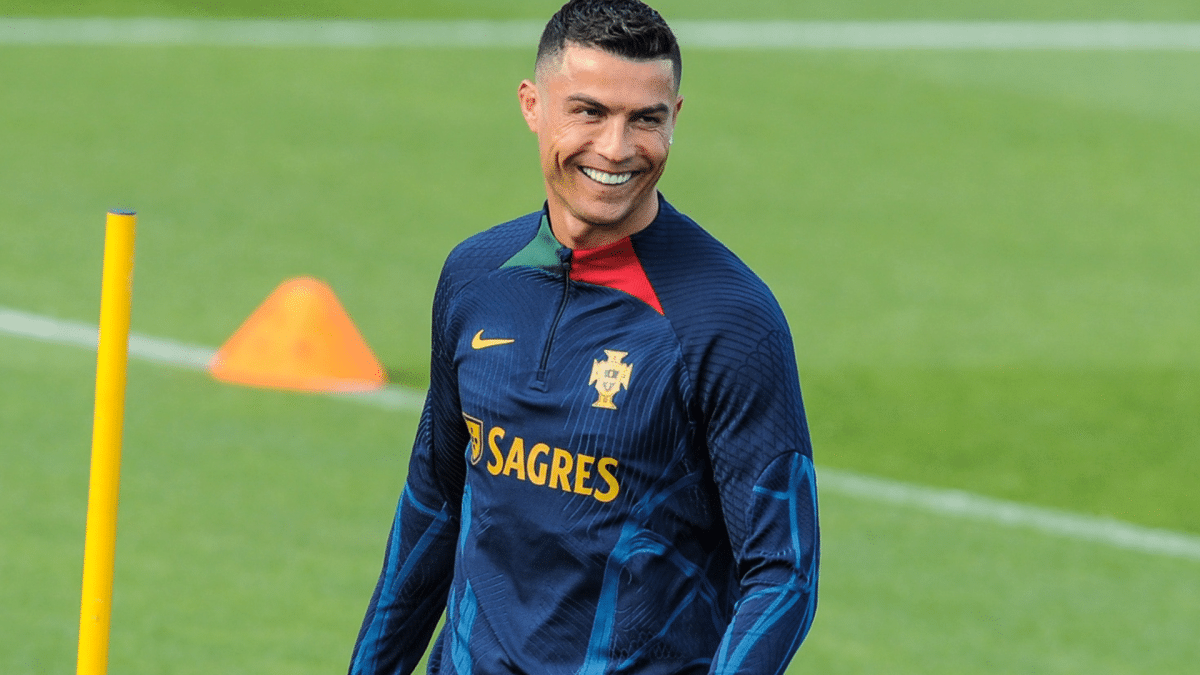 Cristiano Ronaldo parabeniza surfista por classificação ao circuito mundial