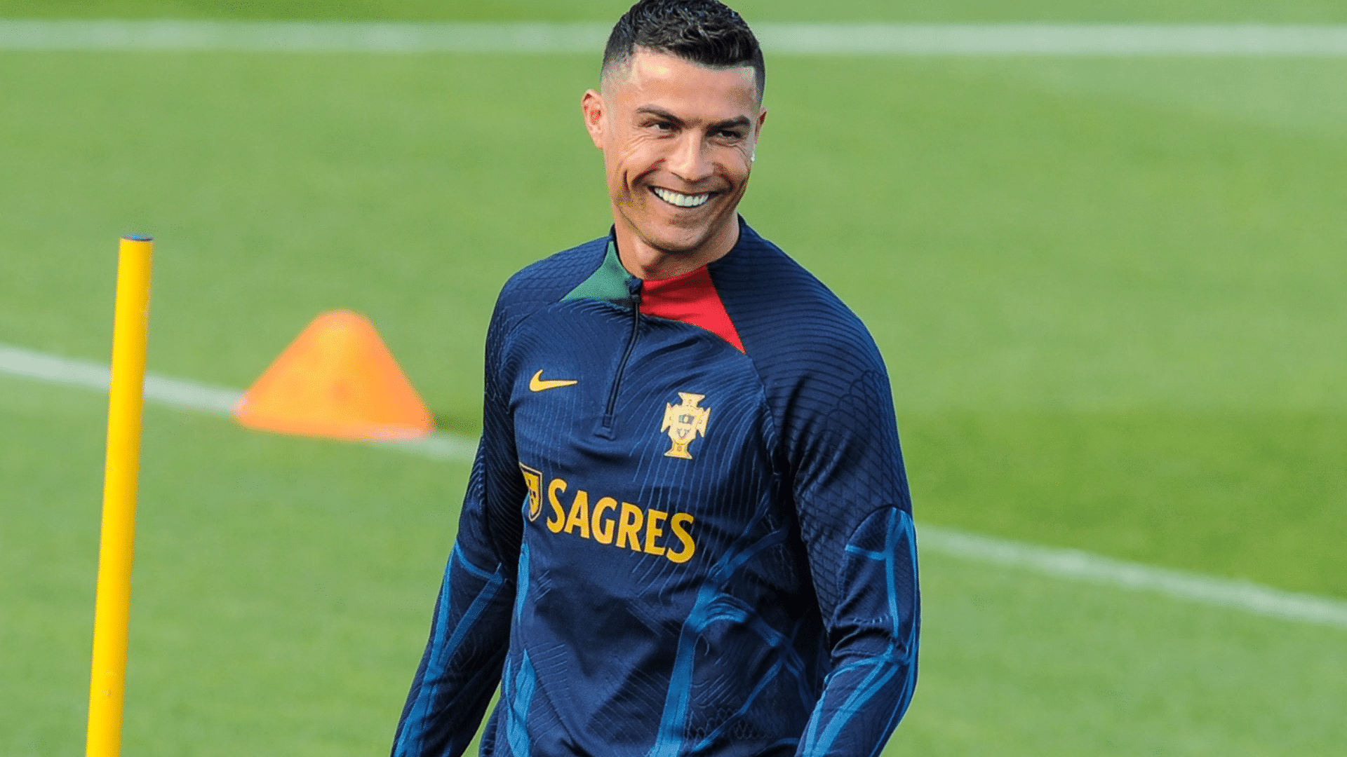 Cristiano Ronaldo parabeniza surfista por classificação ao circuito mundial