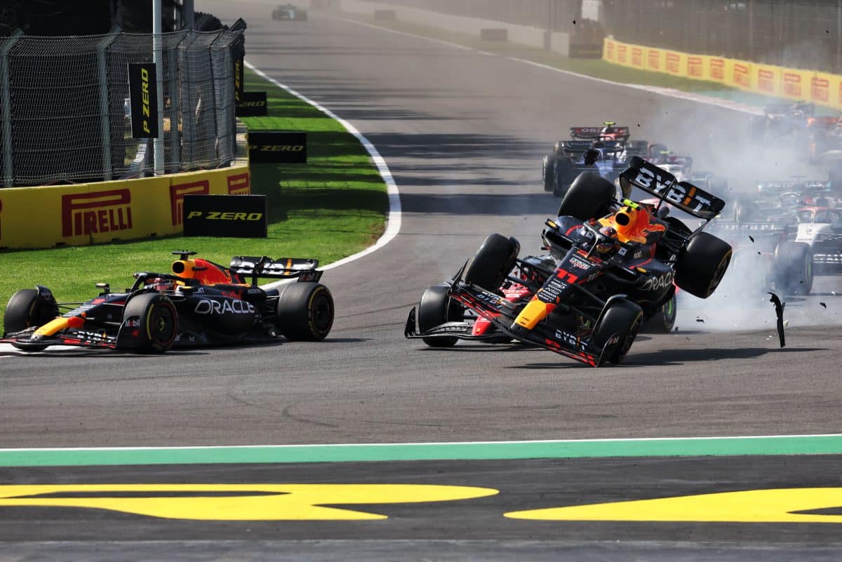 Sergio Pérez é flagrado DESOLADO após abandonar GP México F1