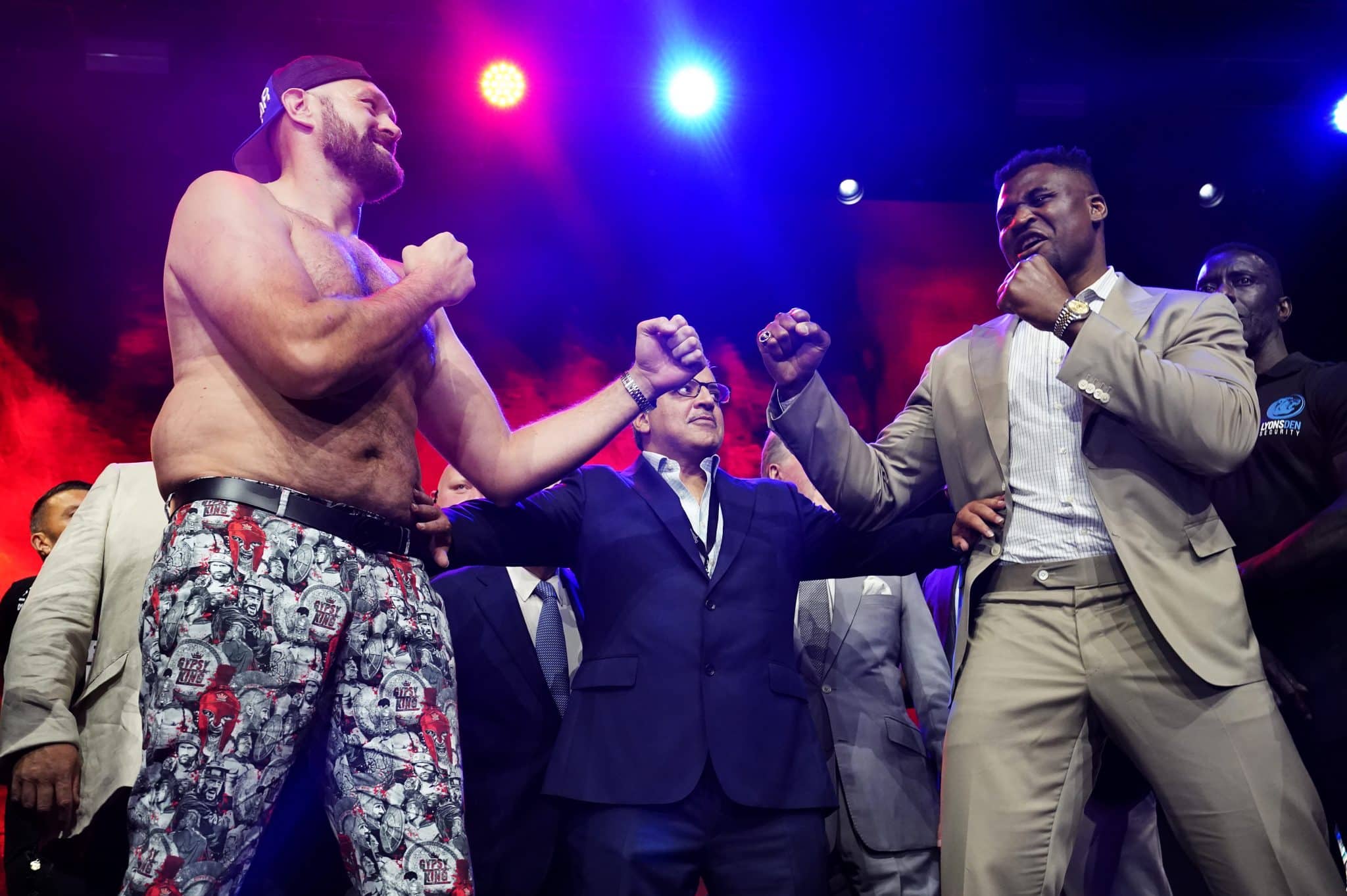 Francis Ngannou DEBOCHA de Tyson Fury após DERRUBAR campeão