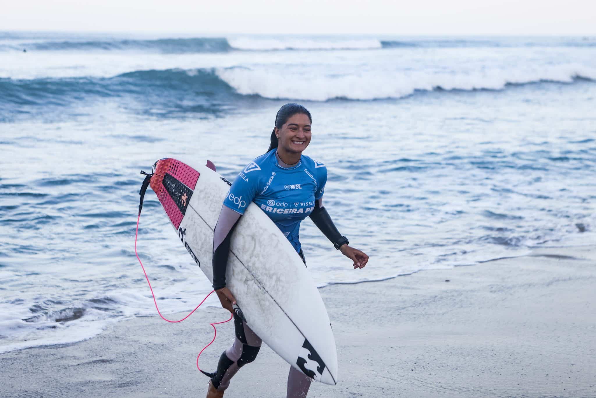 Luana Silva FAZ HISTÓRIA em Pipeline, supera bicampeã mundial e está na quartas