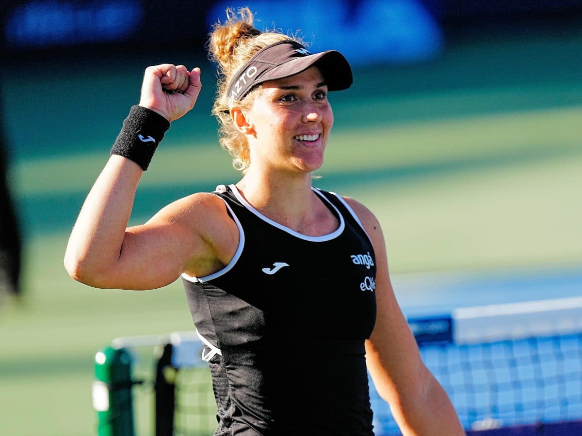 Bia Haddad arrasa ex-top 5 e comemora luta por troféu inédito da WTA