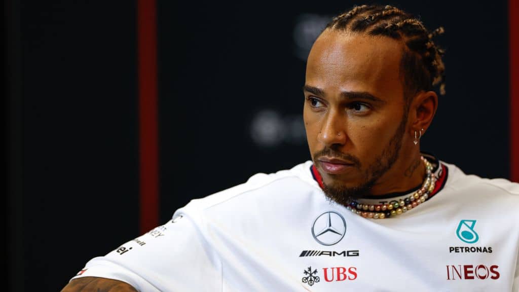 INCOMODADO! Hamilton critica domínio de Verstappen na F1