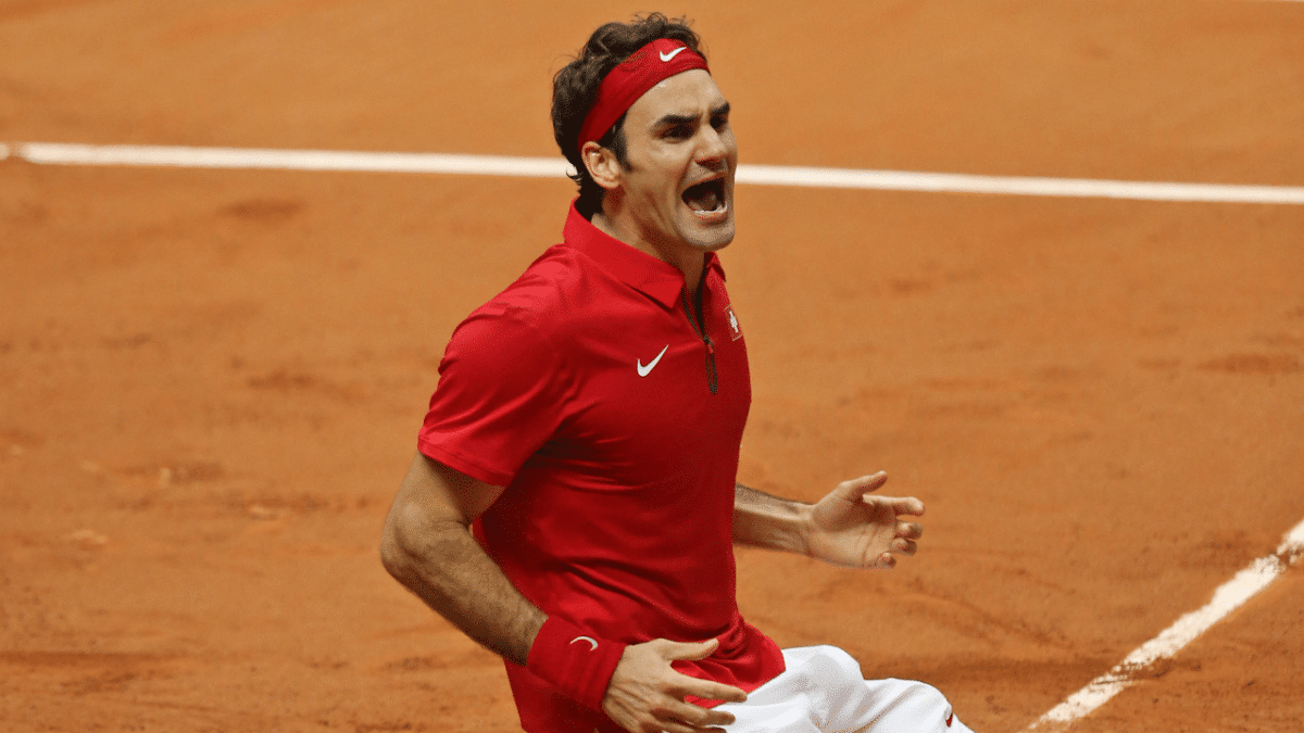 Roger Federer é abraçado por um leão em cerimônia