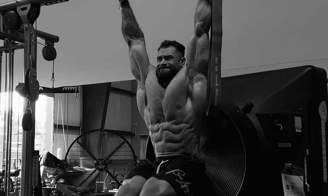 Cbum revela grave lesão durante preparação que quase o tirou do Mr. Olympia 2023