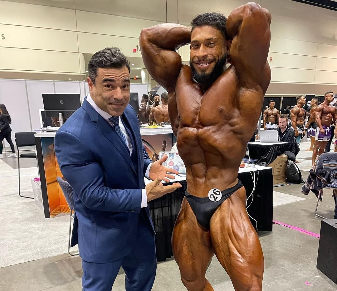 O segredo do abdomen de Ramon Dino é revelado