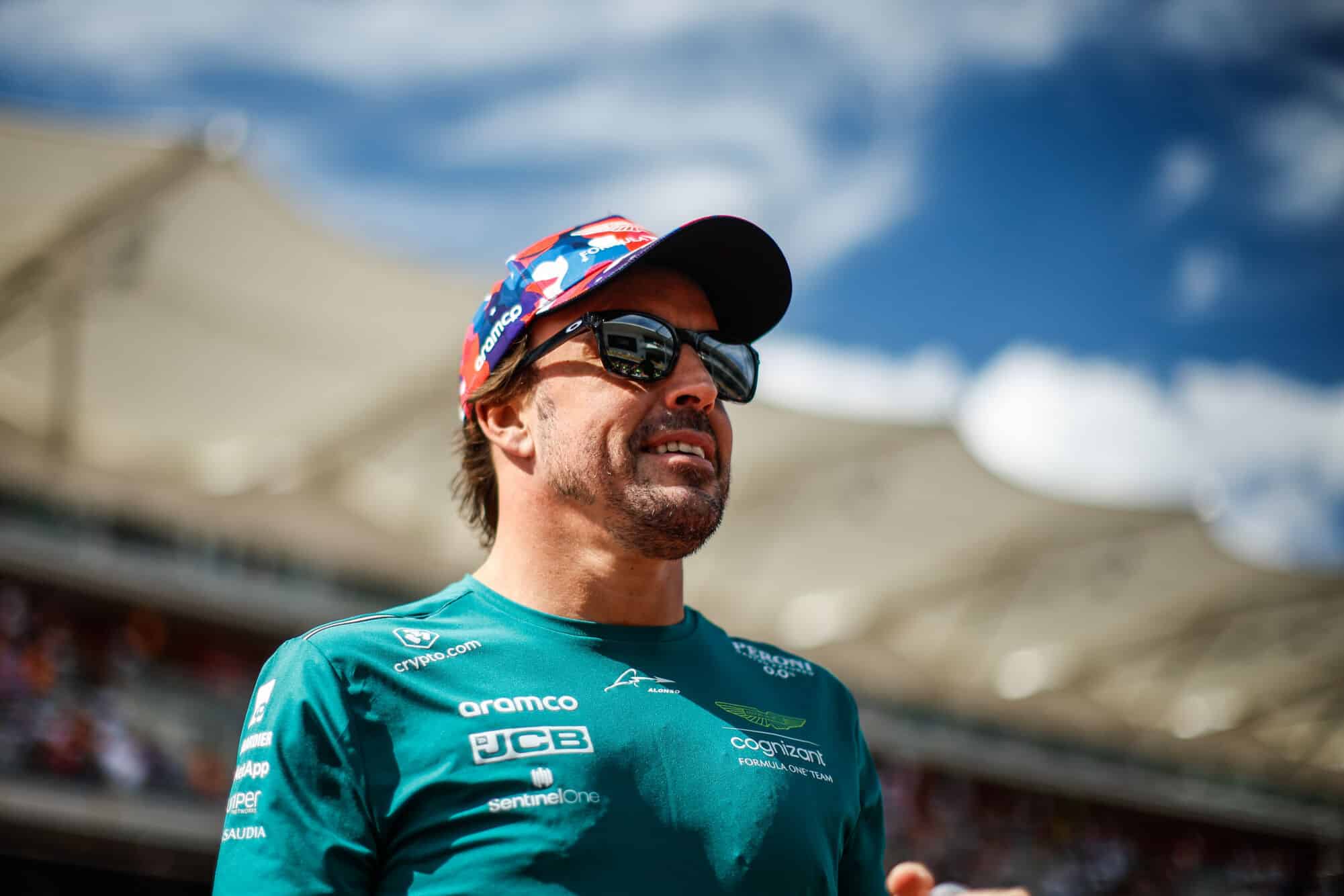 Fernando Alonso recebe homenagem de LENDA da Fórmula 1