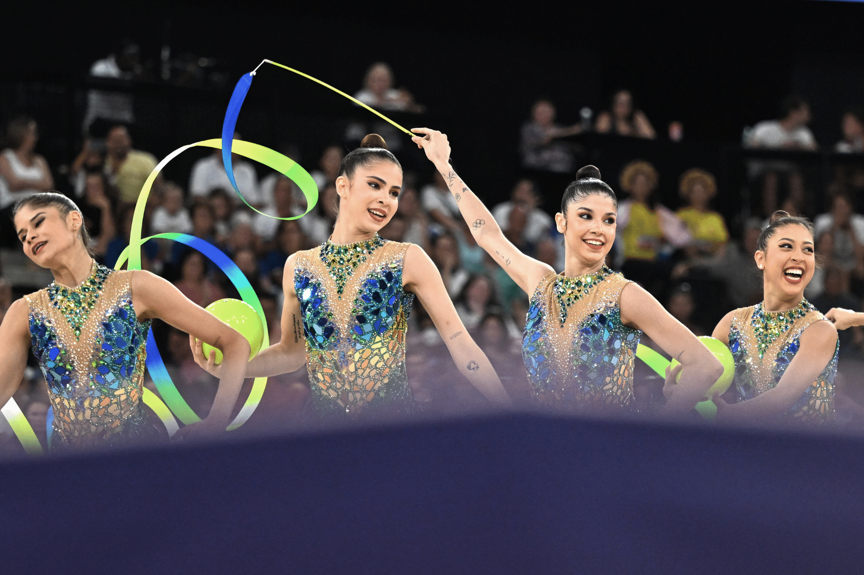 No ritmo de Chitãozinho e Xororó, Brasil leva ouro histórico na ginástica rítmica