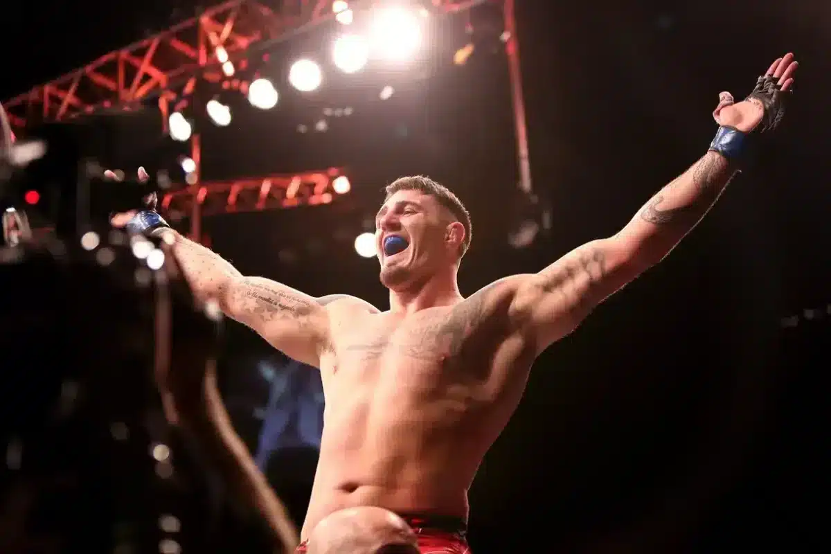 Campeão do UFC, Aspinall ‘nocauteia’ AJ e convoca Jon Jones em momento inusitado
