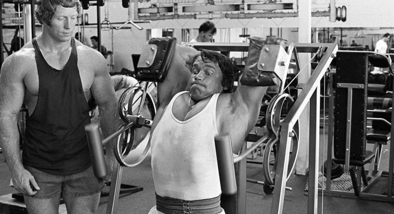 Arnold Schwarzenegger dá dica para iniciantes na academia: "Faça isso todos os dias"