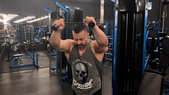 Treino de braço dos fisiculturistas: os exercícios de bíceps e tríceps mais utilizados por atletas