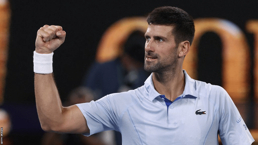 Djokovic avança no Australian Open 2024 e divide marca histórica com Roger Federer