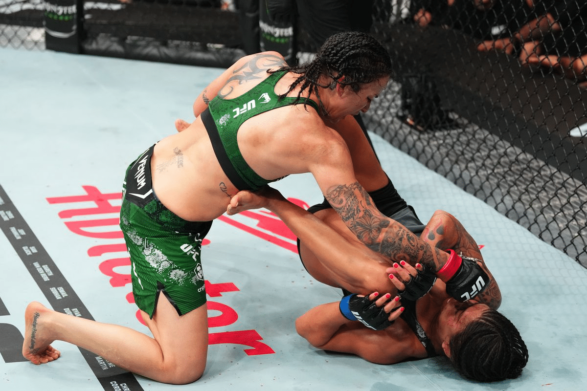 Mayra Bueno perde o cinturão no UFC, e atletas reagem à luta: “Saudades da Amanda Nunes”