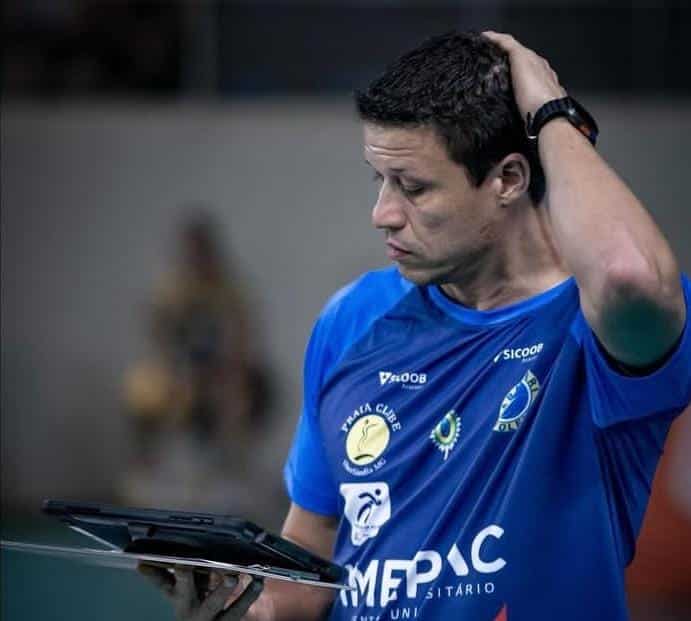 Após vitória surpreendente na Superliga Masculina, técnico do Araguari Vôlei projeta futuro da equipe