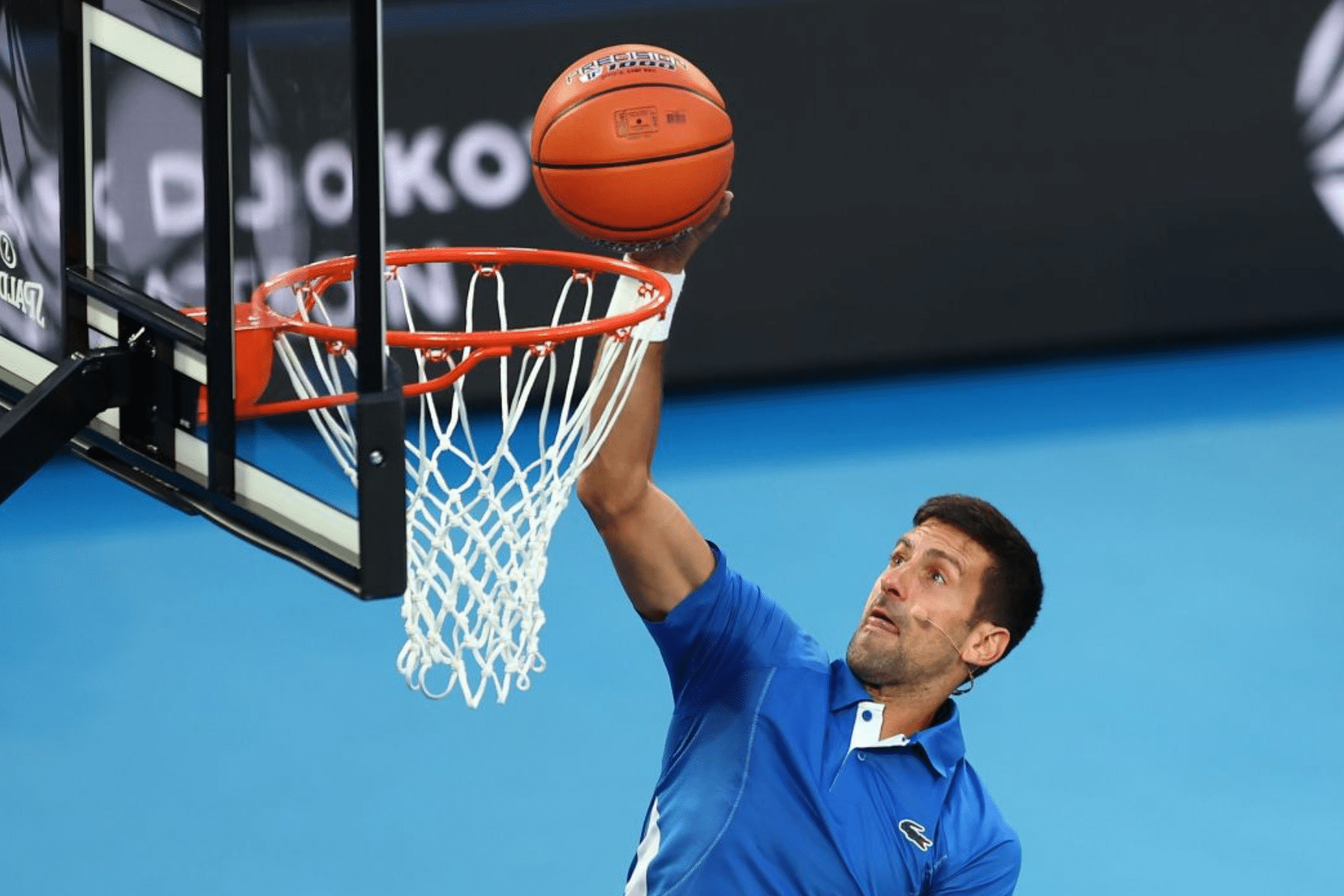 Com direito a comemoração de LeBron James, Djokovic dá show no basquete