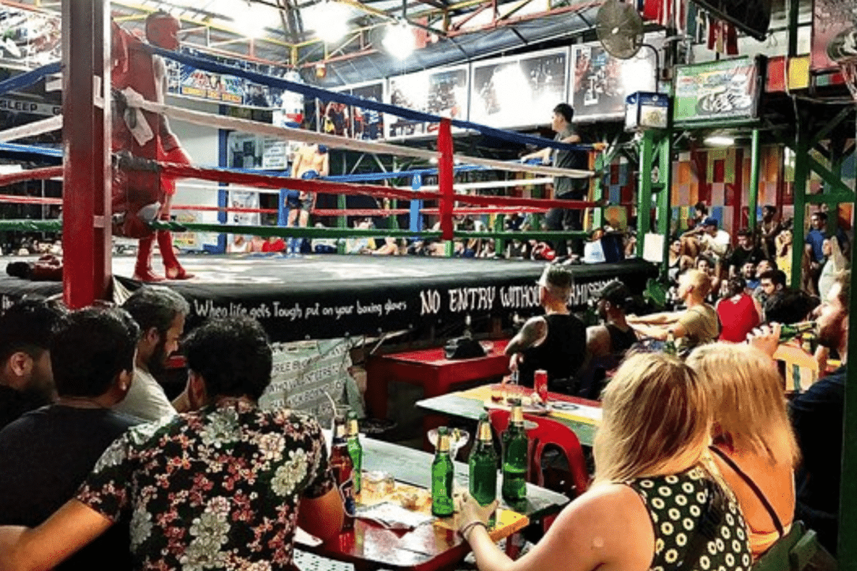 (Vídeo) Bar na Tailândia proporciona luta de muay thai entre turistas e viraliza