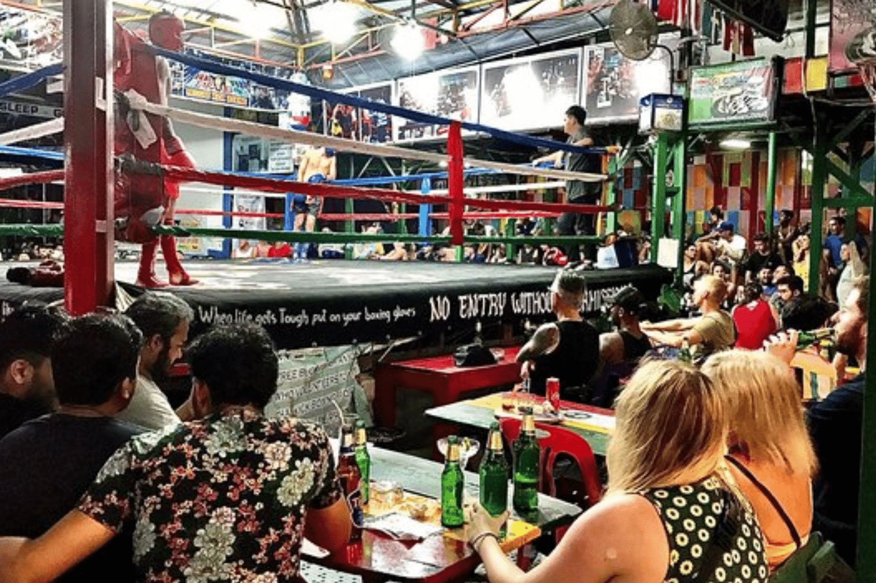 (Vídeo) Bar na Tailândia proporciona luta de muay thai entre turistas e viraliza