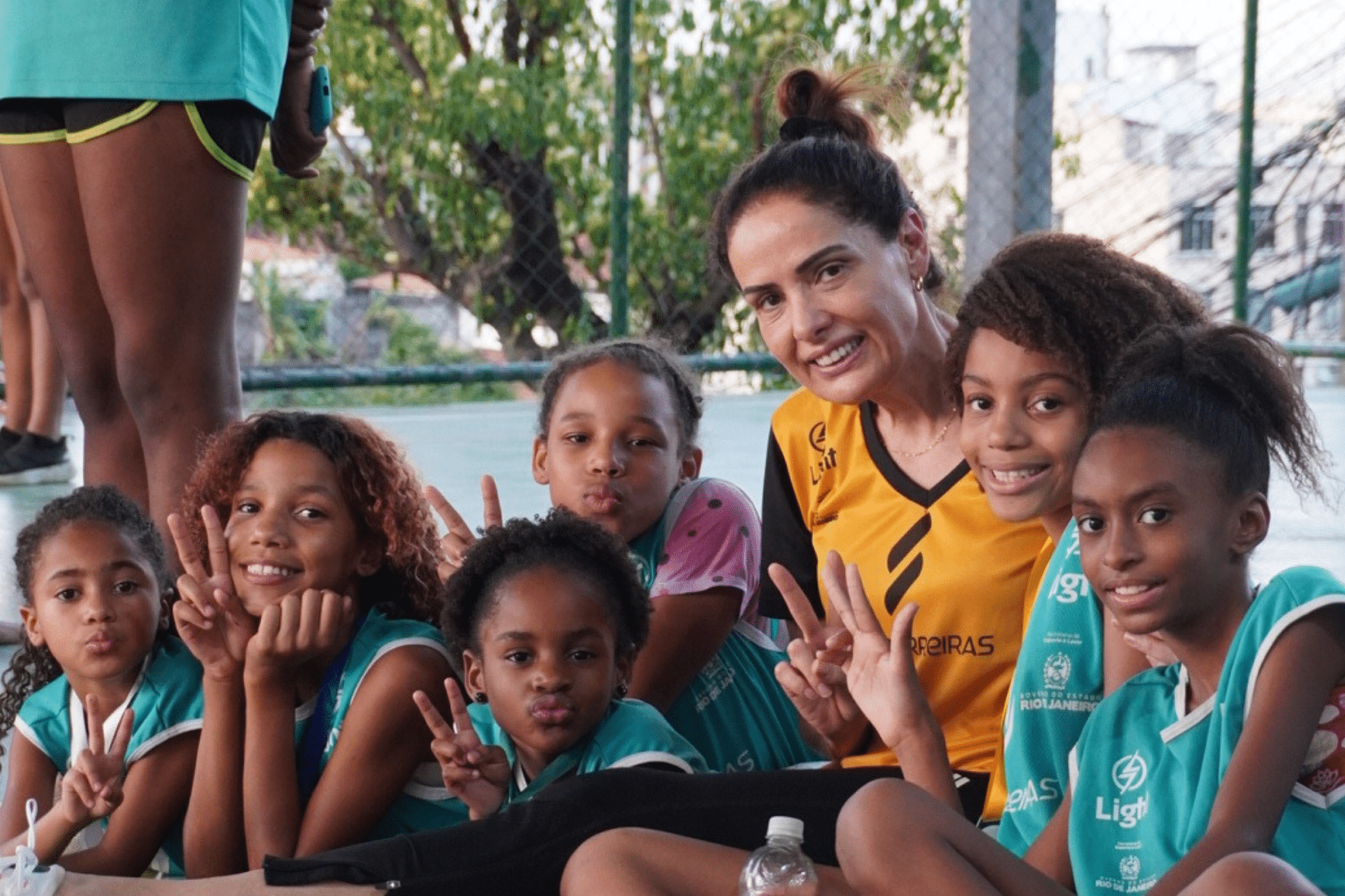 Fora das quadras, dentro das comunidades: a história de uma medalhista olímpica que mudou o jogo nas favelas