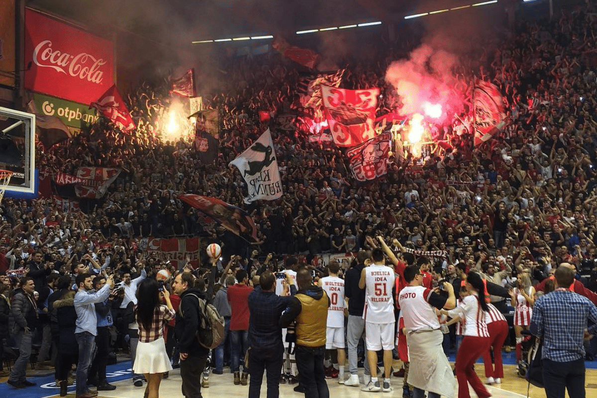 DE ARREPIAR! Arquibancadas vão à loucura em clássico de basquete na Sérvia