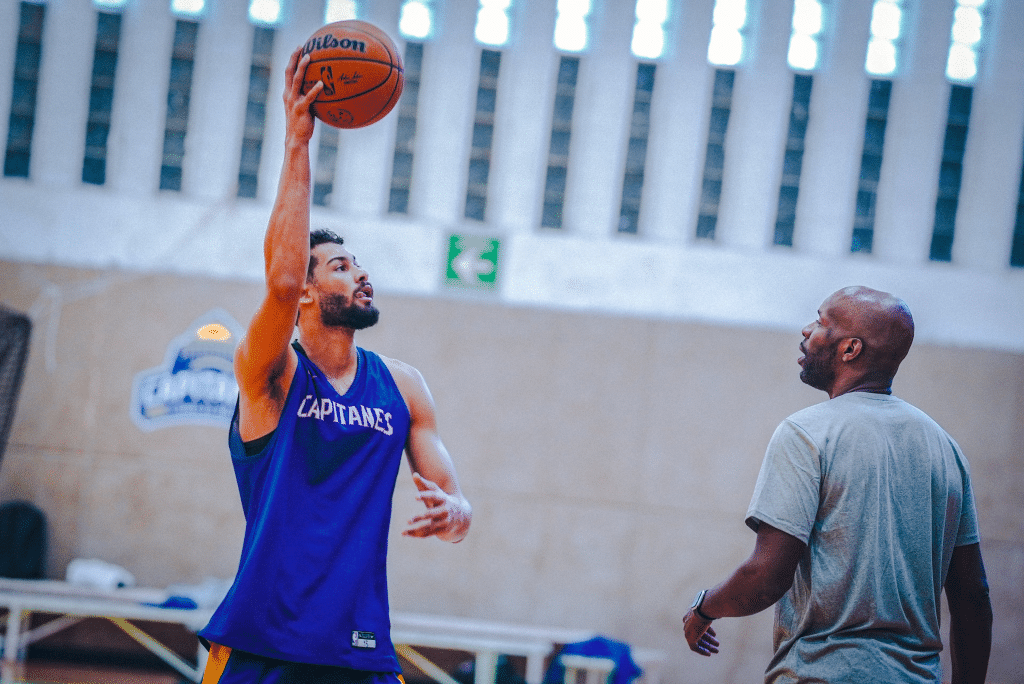 Conheça o ‘brasileiro das enterradas mais incríveis’ na G-League da NBA